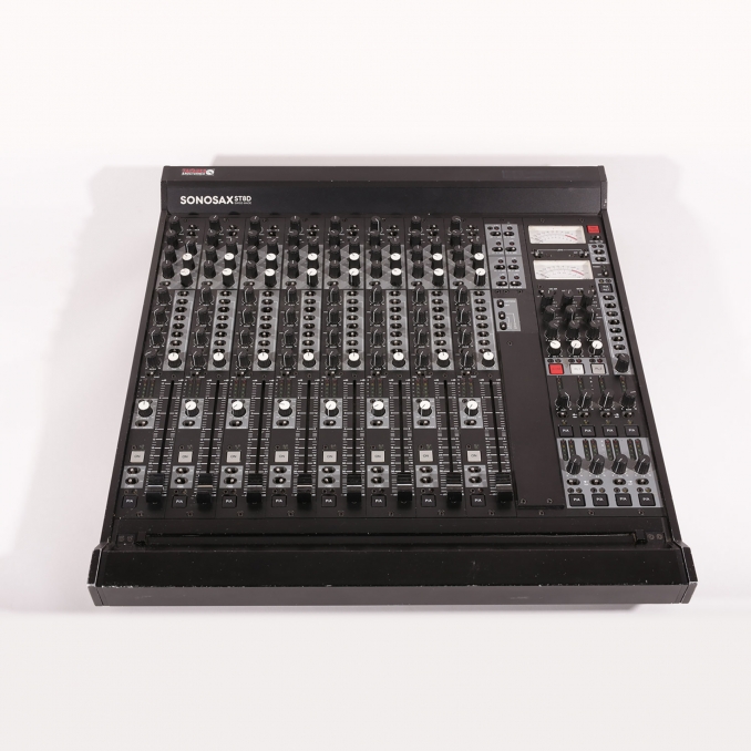 SONOSAX SX ST8 D Console analogique 8 entrées / 8 bus / 4 aux + module de sortie numérique