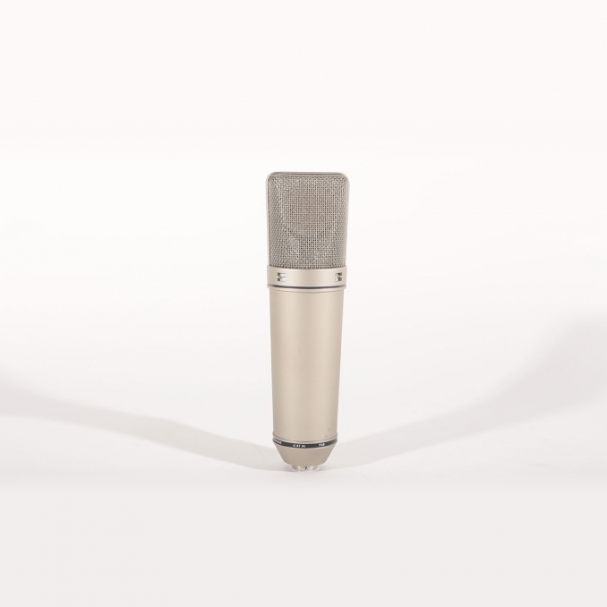 NEUMANN U 87 Micro de studio avec suspension