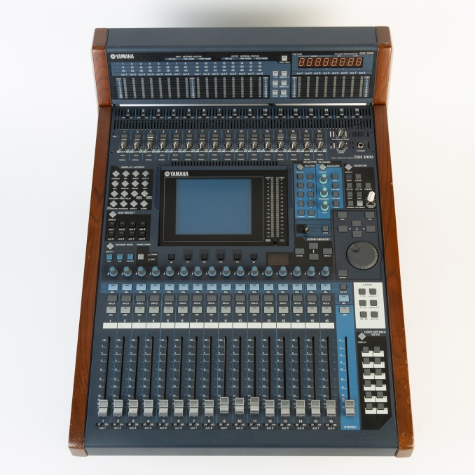 YAMAHA DM1000 v2 Console numérique 16 entrées micro 4 ligne 2 slots